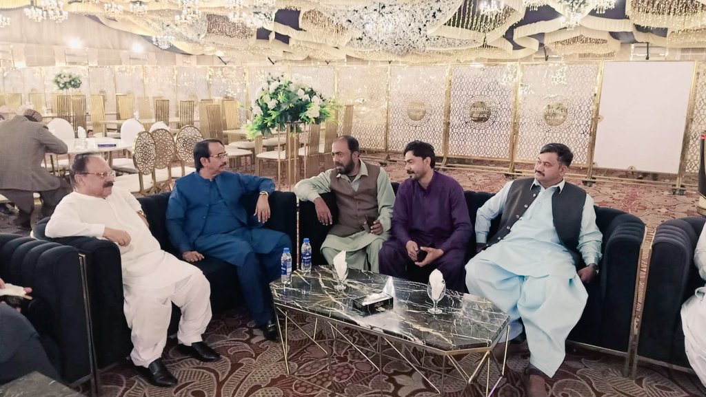 ImranKhanzada_'s tweet photo. کل رات پیپلز کلچرل ونگ ضلع حیدرآباد کے رہنما طارق حسین قاضی صاحب کی بیٹی کی شادی میں منسٹر سوشل پروڈکشن سرفراز راجڑ صاحب ،جنرل سیکریٹری کلچرل ونگ سندھ لیاقت علی شاہانی صاحب ، قادر صبا ، انور عباسی ، شوکت عباسی ،عرفان خان��ادہ کے ہمارا گلوبل بینکوٹ میں شرکت کی.

#PPPCWSindh https://t.co/jjQqXS3KoR