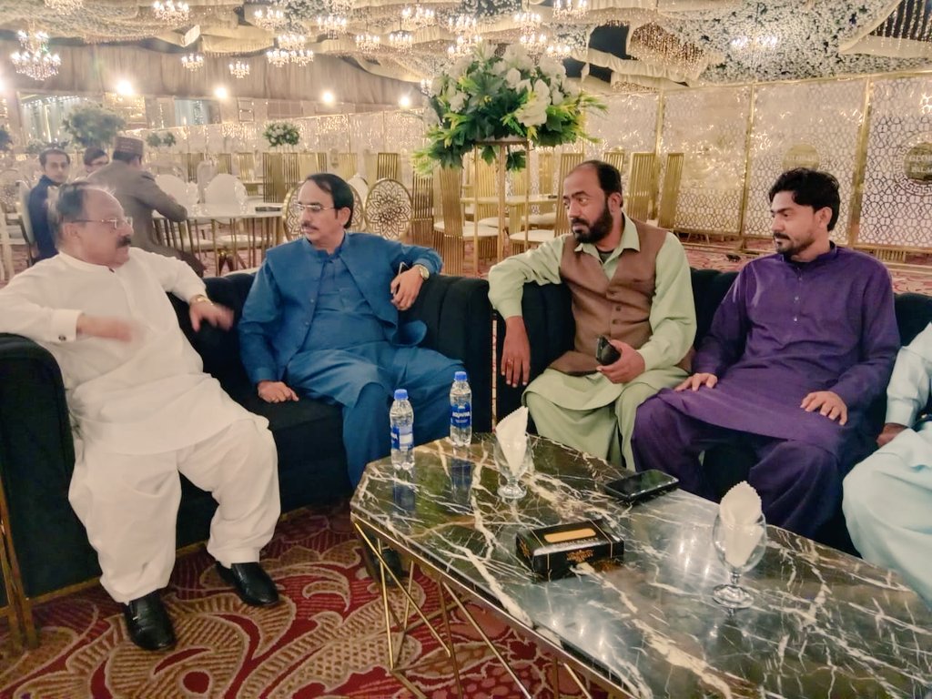 ImranKhanzada_'s tweet photo. کل رات پیپلز کلچرل ونگ ضلع حیدرآباد کے رہنما طارق حسین قاضی صاحب کی بیٹی کی شادی میں منسٹر سوشل پروڈکشن سرفراز راجڑ صاحب ،جنرل سیکریٹری کلچرل ونگ سندھ لیاقت علی شاہانی صاحب ، قادر صبا ، انور عباسی ، شوکت عباسی ،عرفان خان��ادہ کے ہمارا گلوبل بینکوٹ میں شرکت کی.

#PPPCWSindh https://t.co/jjQqXS3KoR