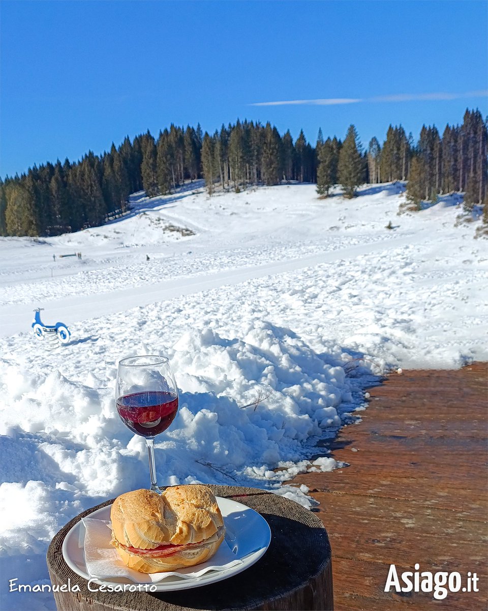 AsiagoIt's tweet photo. 🎵🎶 Felicità... È un bicchiere di vino con un #panino, la felicitàaaa... 🍷🥪🎵🎶
Buongiorno amici! 🙂 COLAZIONE ALTERNATIVA stamattina? 😜
#Rifugio #Campolongo > https://t.co/Z2wNzTAFiI
📷 24/1/25
#Asiagoit #altopianodiasiago #montagna https://t.co/HZOQVxS1U0