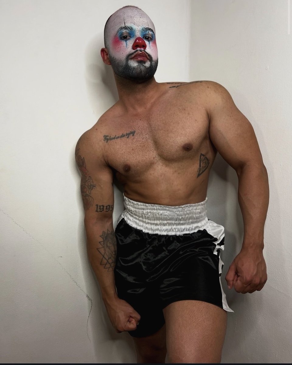 ¿Quieres que te cargue el payaso? 🤡 🔥 💦 
.
#clown #GayMalang #guygays #gay 
#musclerecovery #retweet #follo4folloback