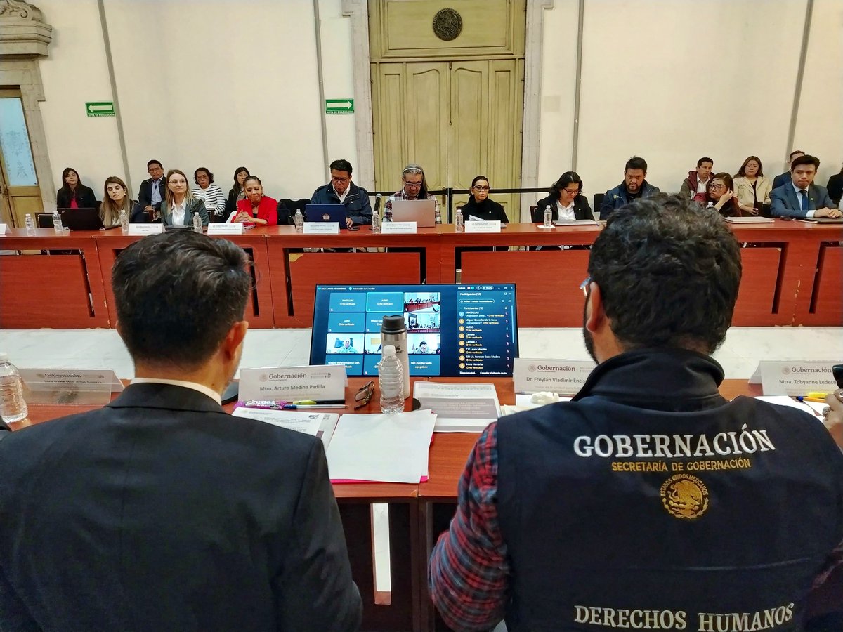 arturomedinap's tweet photo. Por instrucciones de la licenciada @rosaicela_  Secretaria de @SEGOB_mx , durante la instalación de la Sesión Ordinaria No. 140 de la Junta de Gobierno del @Mecanismo_MX, refrendamos el compromiso del @GobiernoMX para prevenir y proteger a personas periodistas y defensoras de derechos humanos; así como garantizar la libertad de expresión.
 
A la sesión asistieron la fiscal especializada en materia de Derechos Humanos de la @FGRMexico, Sara Irene Herrerías, y el titular de la Fiscalía Especial para la Atención de Delitos Cometidos en Contra de la Libertad de Expresión #FEADLE, Ricardo Sánchez Pérez del Pozo.

Así como el titular de la Unidad para la Defensa de los #DDHH, @elfroyenciso; la directora general del Mecanismo de Protección, @tobyanneLR; y el titular del Mecanismo del Estado de México, @lmcarriedo. También asistieron las y los integrantes del consejo consultivo del mecanismo y el representante de @ONUDHmexico .