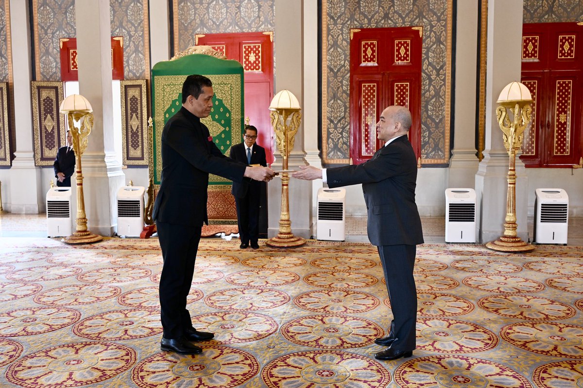 indembcam's tweet photo. Ambassador Vanlalvawna Bawitlung presented his credentials to His Majesty King Norodom Sihamoni of Cambodia, marking the start of his mission to strengthen India-Cambodia ties.

@peacepalace_kh @MEAIndia @IndianDiplomacy https://t.co/rmUUIRhRFP