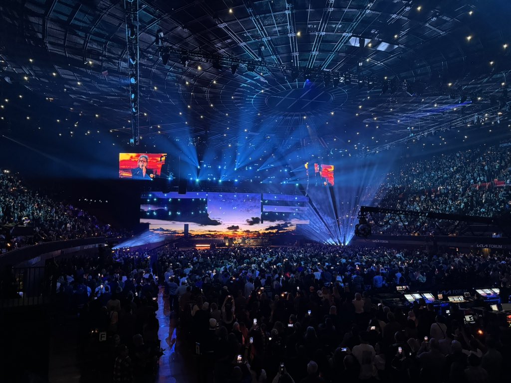 jamesdeck's tweet image. Fire aid. Look at those stars and if you squint, you can see Slash!