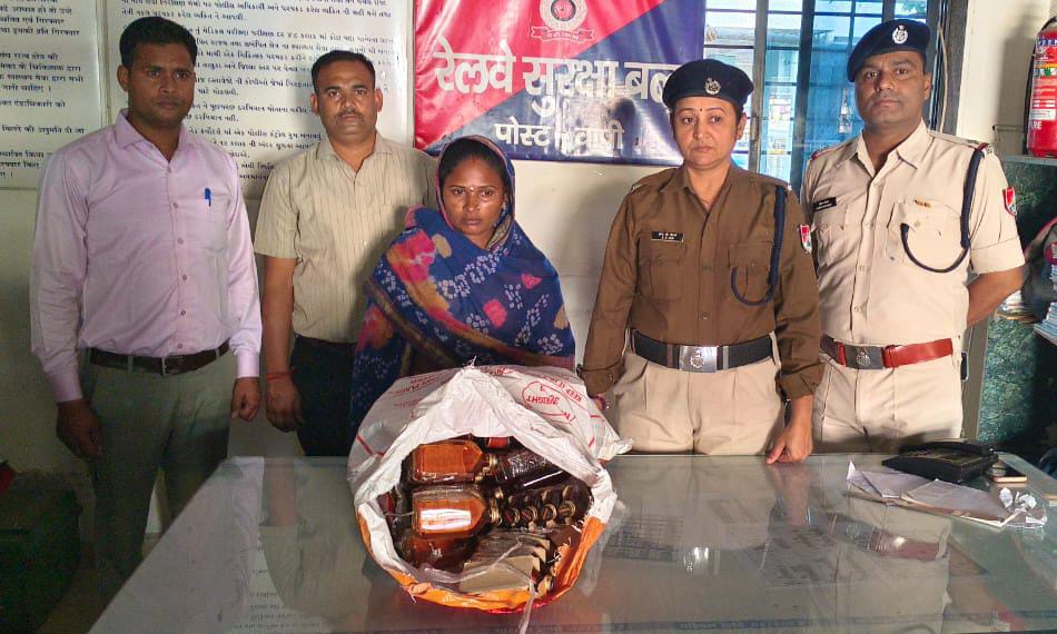 rpfvapi's tweet photo. #OperationSatark
Vigilant RPF Vapi staff, caught a woman bootlegger, with 46 bottles illicit English liquor, worth Rs. 2300/-. She was handed over to GRP for further legal proceedings. @RPF_INDIA https://t.co/SOC9Rgyc6k