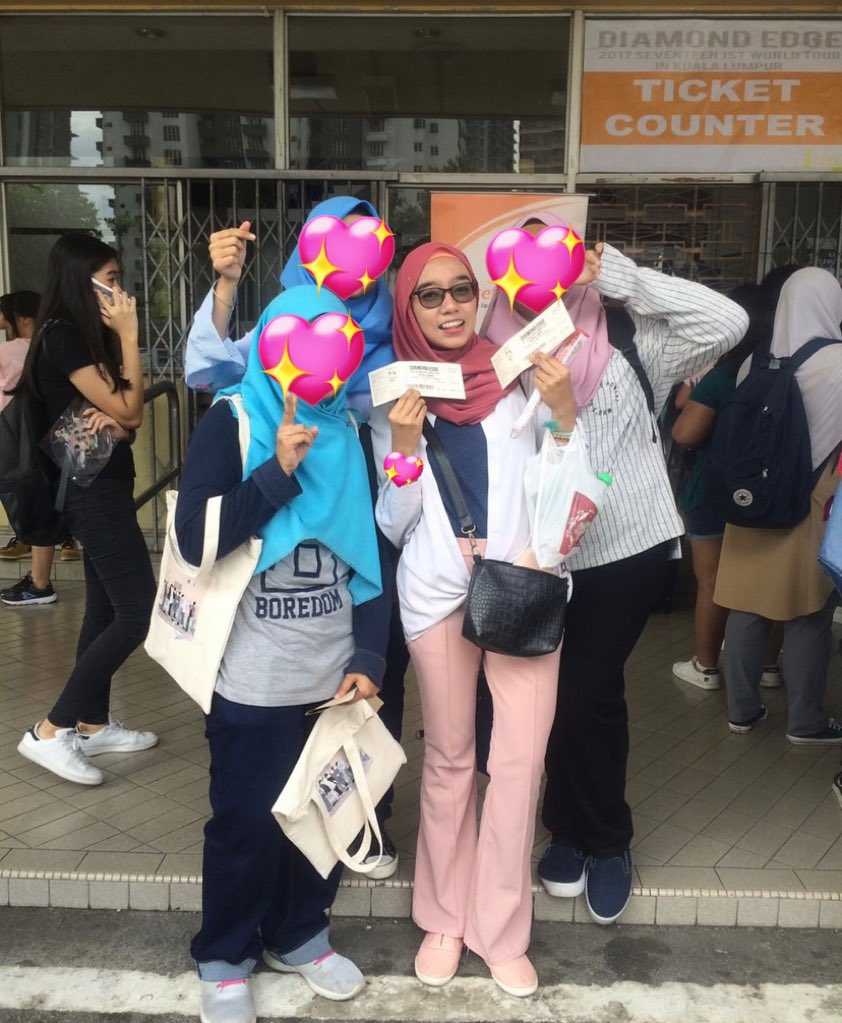 chwesok's tweet photo. Saw SEVENTEEN for the first time when I just finished high school with fake lightstick I bought outside the venue cuz I didn’t have enough money back then🥲 Now I’m done with my degree, been working for 2 years+ and can finally afford official lightstick. https://t.co/8DnFpduLxm
