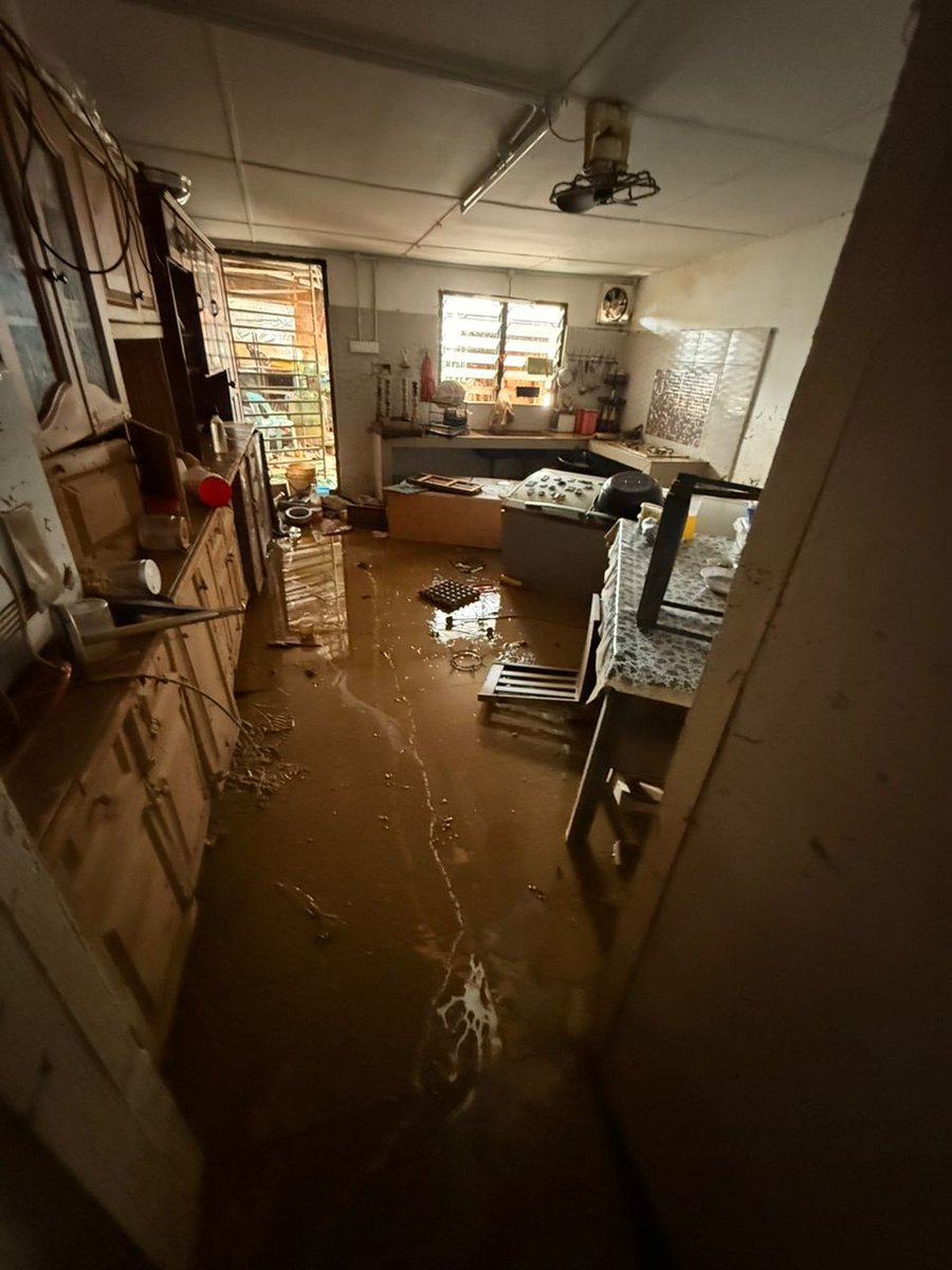 TheVenusDarling's tweet photo. Please amplify and share. My Bintulu neighborhood has been terribly affected by the flood. Now that waters have receded, cleanup is underway, but they are in need of cleaning supplies. Here are some photos from my family chat groups. Thanks for sharing and contributing. https://t.co/kgSSOyIJNW