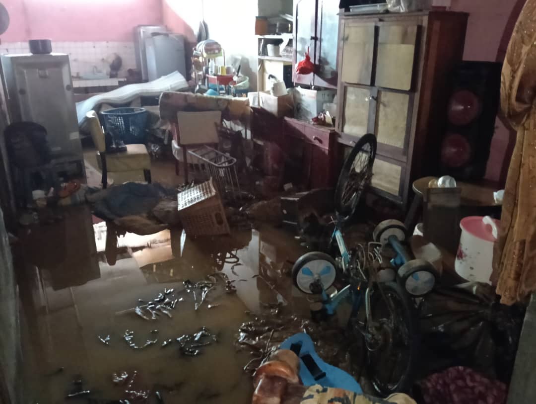 TheVenusDarling's tweet photo. Please amplify and share. My Bintulu neighborhood has been terribly affected by the flood. Now that waters have receded, cleanup is underway, but they are in need of cleaning supplies. Here are some photos from my family chat groups. Thanks for sharing and contributing. https://t.co/kgSSOyIJNW