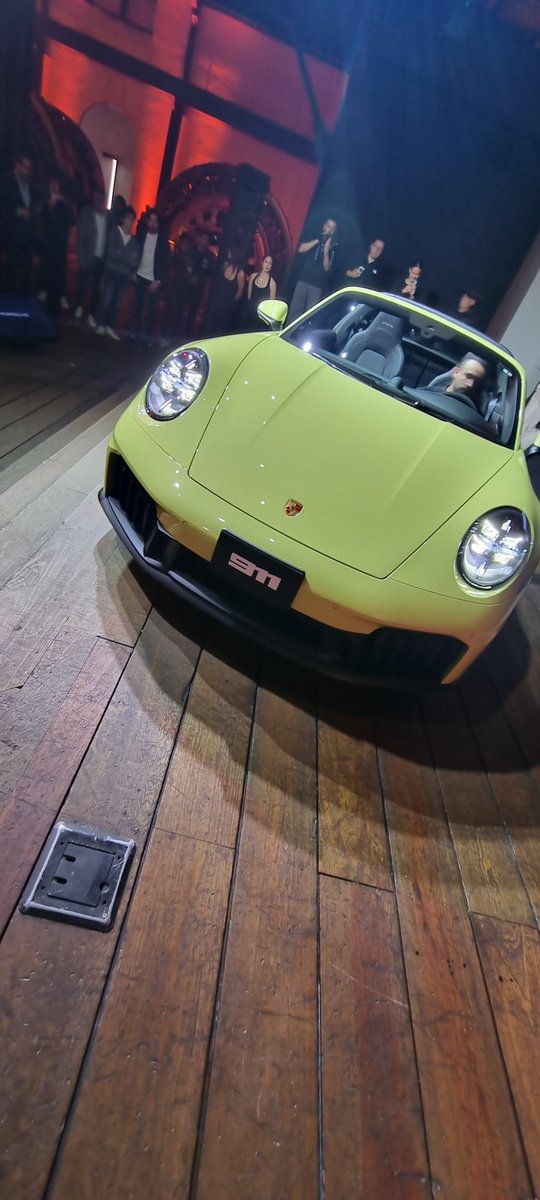 El <a href="/PorscheMexico/">Porsche de México</a> 911 Targa 4 GTS llega a México como híbrido, pero eso no es lo novedoso, además colocó un motor eléctrico en el turbo que elimina el turbolag y otro en la transmisión, por lo que llega de 0 a 100 en 3 seg. Como dijera zague "impresionanti"

#Porsche #Porsche911