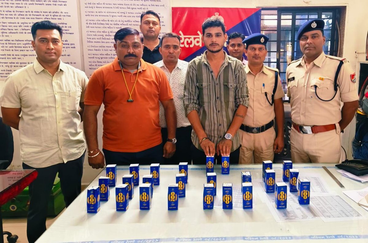 rpfvapi's tweet photo. #OperationSatark
रेलवे सुरक्षा बल वापी स्टाफ द्वारा एक बाहरी व्यक्ति को 24 नग अवैध अंग्रेजी शराब कीमत 1368/-रु के साथ पकड़कर अग्रिम कार्यवाही हेतु GRP वापी को सुपुर्द किया।
@RPF_INDIA @rpfwr1 https://t.co/CldBe6Nwwb