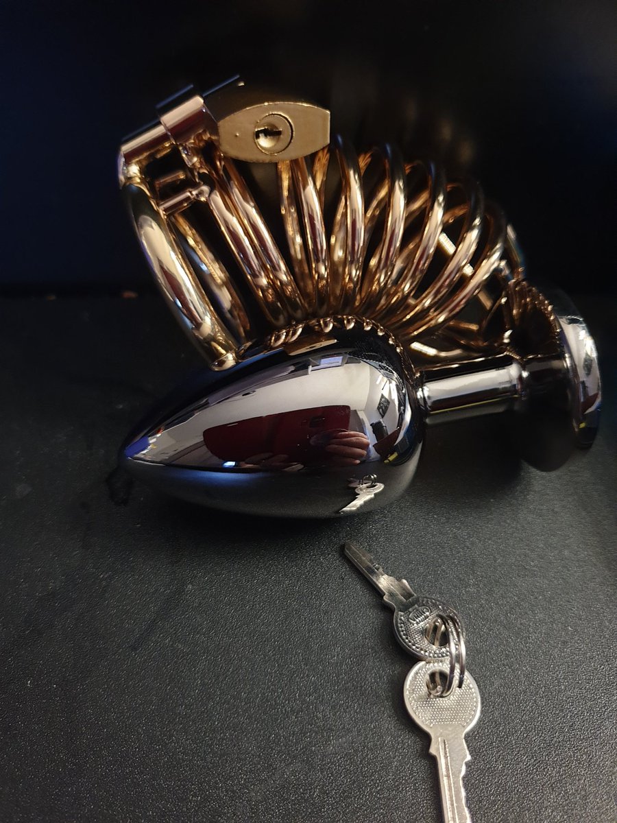 ollalaya's tweet photo. 🔒 Heute bleibst du keusch.

Du blinzelst verschlafen, dein Handy vibriert auf dem Nachttisch. Es ist früh. Zu früh, um klar zu denken. Doch sobald du den Bildschirm siehst, bist du hellwach.

Ein Bild. Von ihr.

Dein Atem stockt. Dein Körper reagiert sofort – natürlich tut er das. Sie weiß genau, was sie tut. Genau, was dich schwach macht. Und dann siehst du ihre Nachricht:

„Heute bleibst du keusch. Bis ich es anders sage.“

Dein Magen zieht sich zusammen. Dein Puls rast. Jeder Instinkt in dir schreit nach Erleichterung, nach Rebellion. Doch du weißt, dass es keine Wahl gibt.

Der Tag beginnt. Du stehst auf, ziehst dich an, versuchst, normal zu sein. Aber in deinem Kopf brennen ihre Worte. Jeder Schritt, jede Bewegung erinnert dich an deine Lage. Kein Entkommen. Kein Erbarmen.

Die Stunden ziehen sich, du spürst die Hitze, die Spannung. Jedes Mal, wenn dein Handy vibriert, hoffst du auf Erlösung. Doch die Nachrichten sind nur Tests. Sticheleien. Erinnerungen daran, dass du dich beherrschen musst.

„Ich hoffe, du warst brav.“
„Denkst du noch an mich?“
„Ich könnte dich freigeben… aber warum sollte ich?“

Dein Widerstand schwindet, doch du kämpfst weiter. Denn du weißt, was du tun musst, um ihr zu gefallen.

❤️ Like, wenn du es durchgelesen hast.
🔄 Retweete, wenn du gehorchst.

Doch denk daran: Ich werde sehen, wer es ernst meint. 💀
