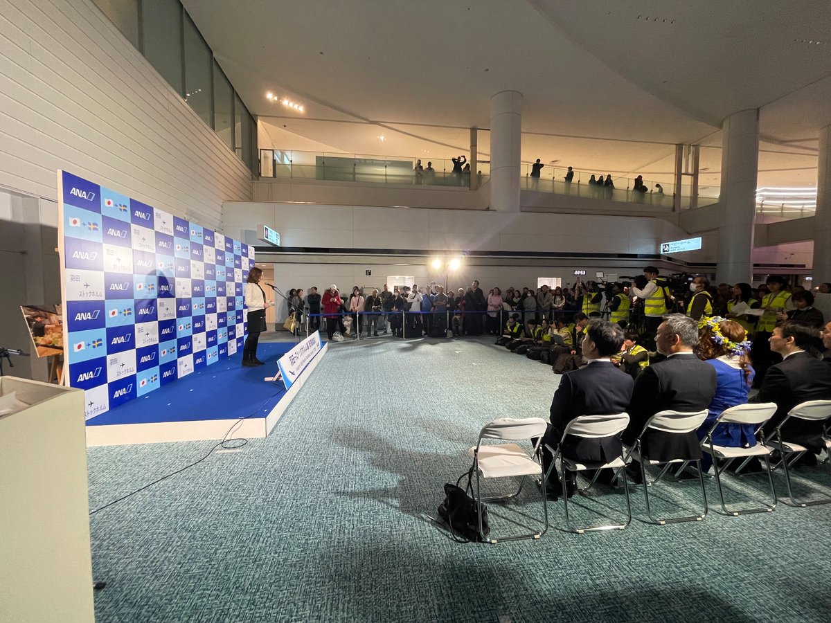 EmbSweTokyo's tweet photo. テープカットをしました！🎀 

東京からストックホルムへ直行便が登場！ANAが羽田🇯🇵からアーランダ🇸🇪への新しい路線を開設しました。スウェーデンへようこそ！

@FlyANA_official ✈️ https://t.co/LAgFmrDlPM