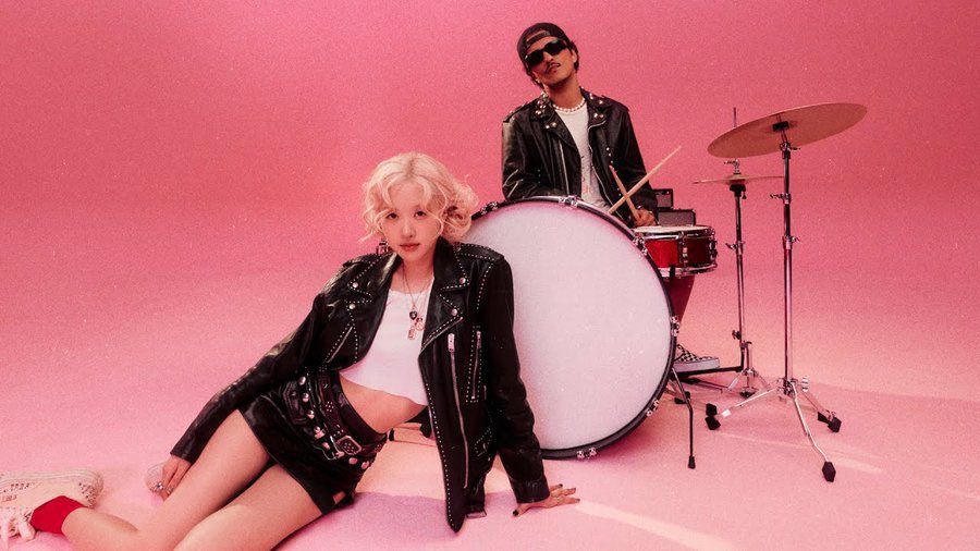 “APT.” by #ROSÉ #BrunoMars has surpassed 1 BILLION views on YouTube.