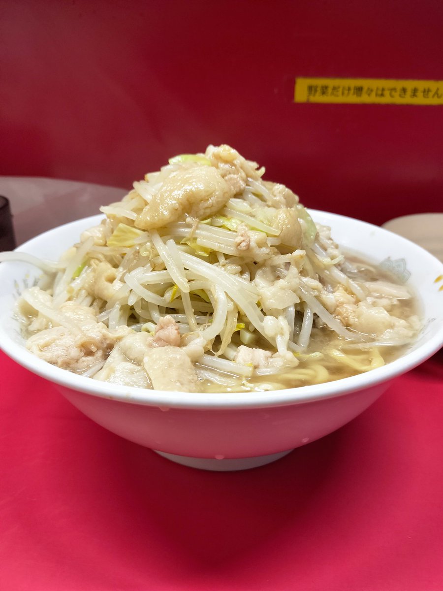 Recomen_neko's tweet photo. 【お店紹介 その32】
ラーメン二郎 上野毛店
小ラーメン 全マシ 800円

ノゲジと称される直系二郎🍜
駅からすぐの超好立地です！

非乳化醤油キリッと系スープは油分しっかりでも最後までスッキリすすりきれます😋
ホロッとジューシーな豚もGood🐷
カタカタコールで麺のコシと食感を最大限楽しめます！ https://t.co/LfYNZdpv1E