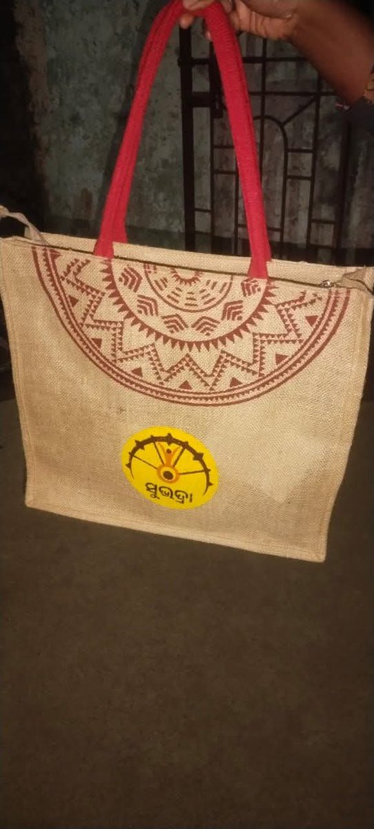 RasmitaMohapa16's tweet photo. ଆମ ଓଡିଶା ନବୀନ ଓଡିଶା ବେଗ ଦେବାରୁ ଚୋର ଦଳ ହୋ ହାଲ୍ଲା କରୁଥିଲେ.......ଏବେ ସୁଭଦ୍ରା ନାମରେ କୋଟି କୋଟି ଟଙ୍କା  ଖର୍ଚ୍ଚ କରା ଯାଉଛି....ଲୋକଙ୍କୁ ଯେତିକି ଟଙ୍କା ମିଳୁନି advertisements ତା ଠାରୁ ଅଧିକ ଟଙ୍କା ଖର୍ଚ୍ଚ ହେଉଛି,।ହେଲେ ମୂଷା ଭଳି ସୋଇଛନ୍ତି ଅନ୍ଧ ଭକ୍ତ ଓ ତାଙ୍କର ସର୍ଦାର @MishraKedar1 @DasNavin2615 https://t.co/diGRSIhr7l