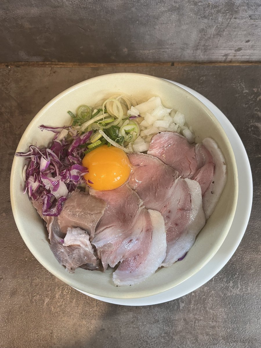 butasobaichibou's tweet photo. リクエスト復刻限定します。
過去作のTKMとローストポークまぜそばのリクエストで合体作です。
ヤマトポークのあっさりまぜそばです。
明日から今回仕込んだ分が無くなるまでやります。 https://t.co/0eb8vv3PUn