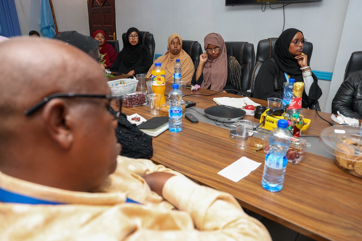 FAOSomalia's tweet photo. 📍Hargeisa, During his visit to Somaliland, @EPeterschmitt  met with Hargeisa staff, engaging in fruitful discussions on ongoing projects and challenges.  

He reaffirmed FAO's commitment to #ZeroHunger and #BuildingResilientCommunities. https://t.co/wbNWagTU9x
