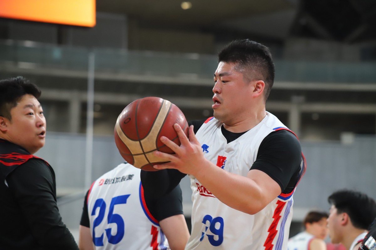 ParaspoDC's tweet photo. 【天皇杯 第50回記念日本車いすバスケットボール選手権大会】
1回戦Bコート 前半終了
フクオカ23-41SAGAMI
SAGAMIが18点リード🔥
#ライジングゼファーフクオカ #SAGAMIFORCE
#天皇杯 #車いすバスケ #PDC #パラスポーツ #バスケ #チャレンジドスポーツ
@suntory_para https://t.co/Ff3NOx9mJD