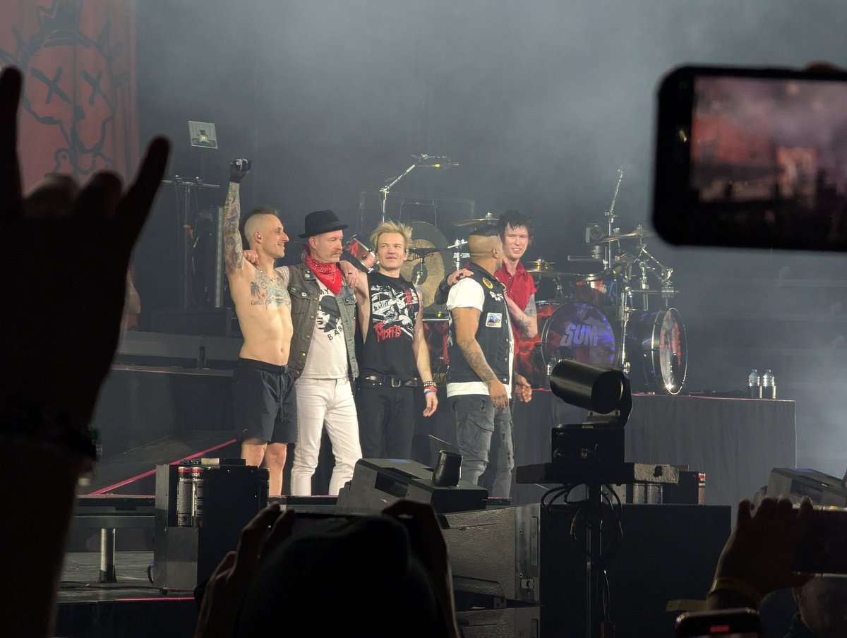 Sum41_SkumFuks's tweet photo. The curtain has closed @sum41 💔 #sum41 https://t.co/gWb6xuVwpd