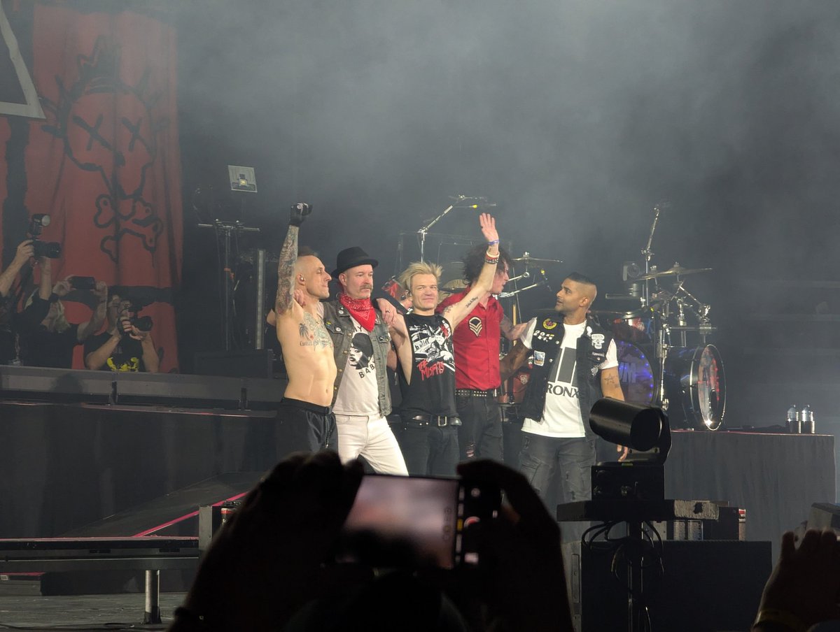Sum41_SkumFuks's tweet photo. The curtain has closed @sum41 💔 #sum41 https://t.co/gWb6xuVwpd