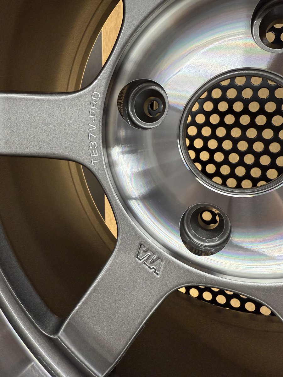 webMALUZEN's tweet photo. 【TE37V-PRO】
コントロール性能をアップ、
TE37Vにプロモデルが登場
※YouTube撮影でオフィスに
お邪魔して新商品見てきたのですが
激シブ過ぎてまじで惚れてしまう🥹
#rayswheels #te37vpro
#鍛造 #rays #te37
#旧車 #ホイール #forged
#madeinjapan #wheels https://t.co/HZKfXLanuC