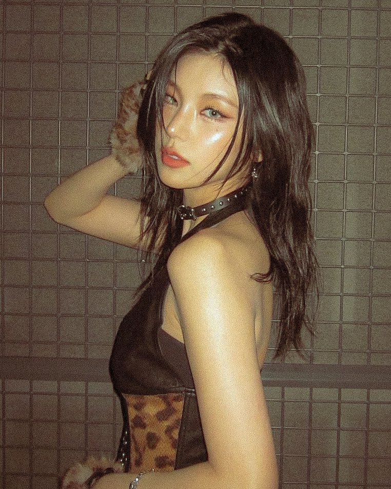RYEJIF1LM's tweet photo. this ryujin                with                this yeji https://t.co/WKQIOoKXsL