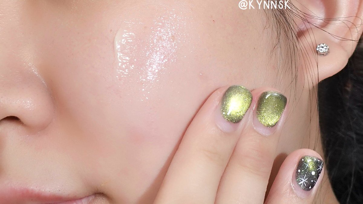 เรตินอล Glad2Glow ตัวดังในต๊อกๆ เคยใช้เซรั่มแล้วชอบ เลยตำครีมมาใช้บ้าง ผลลัพธ์คือไม่ผิดหวัง เป็นเรตินอลที่ผิวแพ้ง่ายก็ใช้ได้ ไม่แสบ ไม่ระคายเคือง ตัวครีมคือเติมค.ชุ่มชื้นได้ดีมากๆๆ ผิวนุ่มเด้ง เรียบเนียน ใช้ต่อเนื่องช่วยชะลอการเกิดริ้วรอยและให้ผิวแข็งแรงขึ้นด้วย https://t.co/kA04hZJFRV
