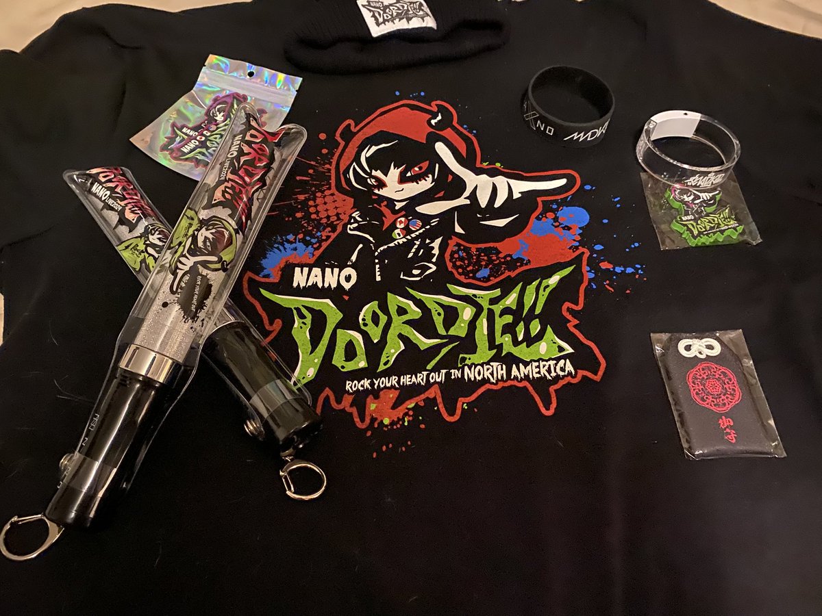 MrCaptFalcon's tweet photo. Back from LA! I’m so glad that I was able to fly out to it and make it the  #NANO_MADKID_TOUR! Concert was 🔥and the vibes were great! Thanks to everyone who signed the card! Rock on! https://t.co/CR3hLuLfpd