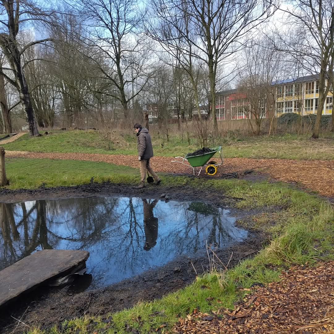 Voorjaarsschoonmaak in het waterdeel van onze speeltuin! Het weer wordt steeds aangenamer en dan willen we <a href="/deNatureluur/">de Natureluur</a> wel op orde hebben. De gemeente draagt ook haar steentje bij. O.a. door de pomp weer in werking te stellen.

Dan alleen nog maar wachten op mooi weer! ☀️🌡️😁💦