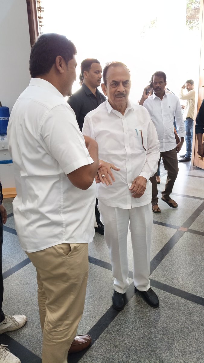 MdFareedBRS's tweet photo. ఈరోజు తెలంగాణ భవన్ యందు మాజీ హోంమంత్రి మహమూద్ ఆలీ గారి తో 🙏
@BRSHarish @KTRBRS @BRSparty
#TelanganaBhavan #Fareed #Mahabubabad https://t.co/ZigbfagHmH
