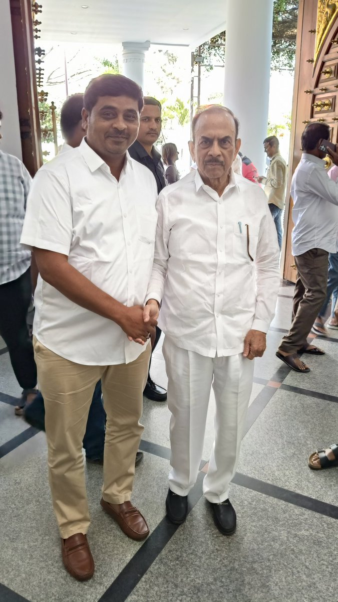 MdFareedBRS's tweet photo. ఈరోజు తెలంగాణ భవన్ యందు మాజీ హోంమంత్రి మహమూద్ ఆలీ గారి తో 🙏
@BRSHarish @KTRBRS @BRSparty
#TelanganaBhavan #Fareed #Mahabubabad https://t.co/ZigbfagHmH