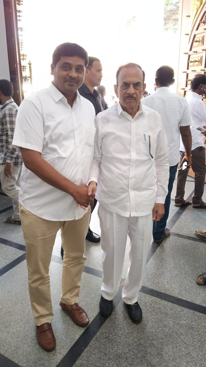 MdFareedBRS's tweet photo. ఈరోజు తెలంగాణ భవన్ యందు మాజీ హోంమంత్రి మహమూద్ ఆలీ గారి తో 🙏
@BRSHarish @KTRBRS @BRSparty
#TelanganaBhavan #Fareed #Mahabubabad https://t.co/ZigbfagHmH