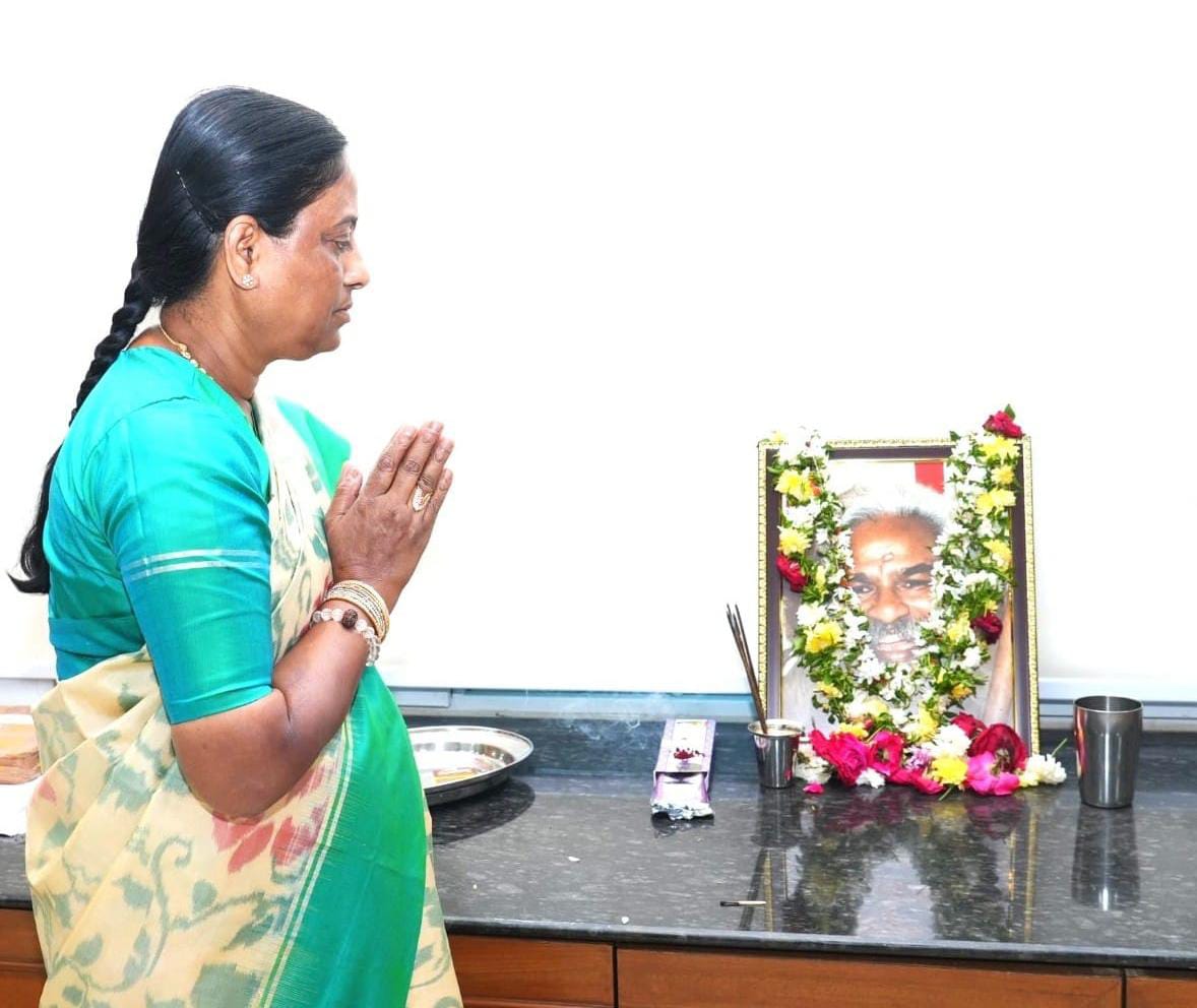 iamkondasurekha's tweet photo. తెలంగాణ ప్రత్యేక రాష్ట్ర పోరాటంలో తన ఆట-పాటలతో ఉద్యమాన్ని ఉత్తేజపరిచిన విప్లవకవి, ప్రజా యుద్ధనౌక గద్దర్ గారి జయంతి సందర్భంగా ఘన నివాళి అర్పిస్తున్నాను.
#gaddarjayanthi #publicsinger #singingartist #publicactivist #Telangana #PrajaPrabhutwam https://t.co/GwEBzEuKPe
