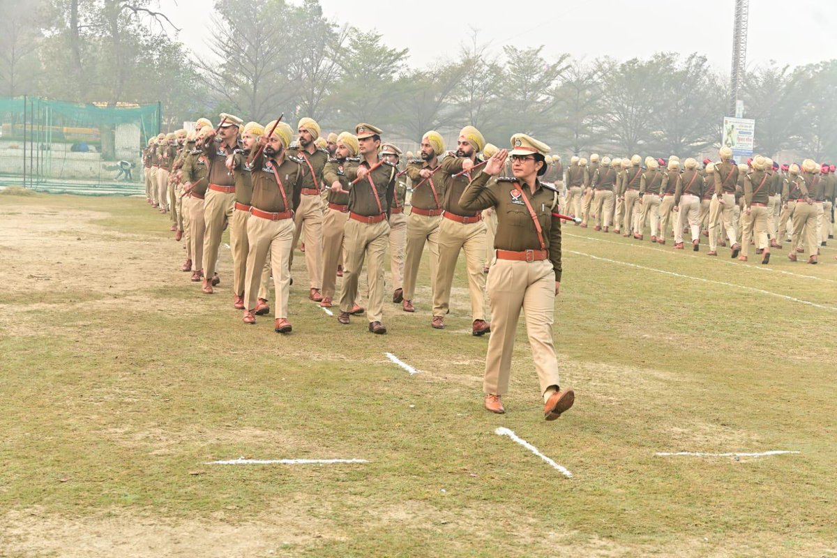 BathindaPolice's tweet photo. SSP Bathinda conducted a General Parade at Police Lines, Bathinda, to promote the well-being and fitness of police personnel.Outstanding Officials were honored with the DGP discs and CC-1 certificates for their commendable service.#GeneralPrade https://t.co/UHCSbQbmQs
