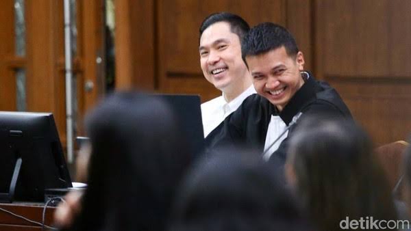 laserbafull's tweet photo. @arwidodo Fokus sama PIK 1 &amp; 2, pagar laut &amp; koh rampok hasil tambang, gosah melebar ke-mana². Disenyumin tuh klo kelen pd gelud.
Hari Raya dlm Islam cuma 2, sejatinya kemenangan yg hrs di RAYAkan, titik gapake koma. https://t.co/tCgDBjPQAO