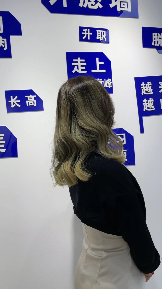 想让她染回这种发色 配上母🐶的衣服去挑战露出~