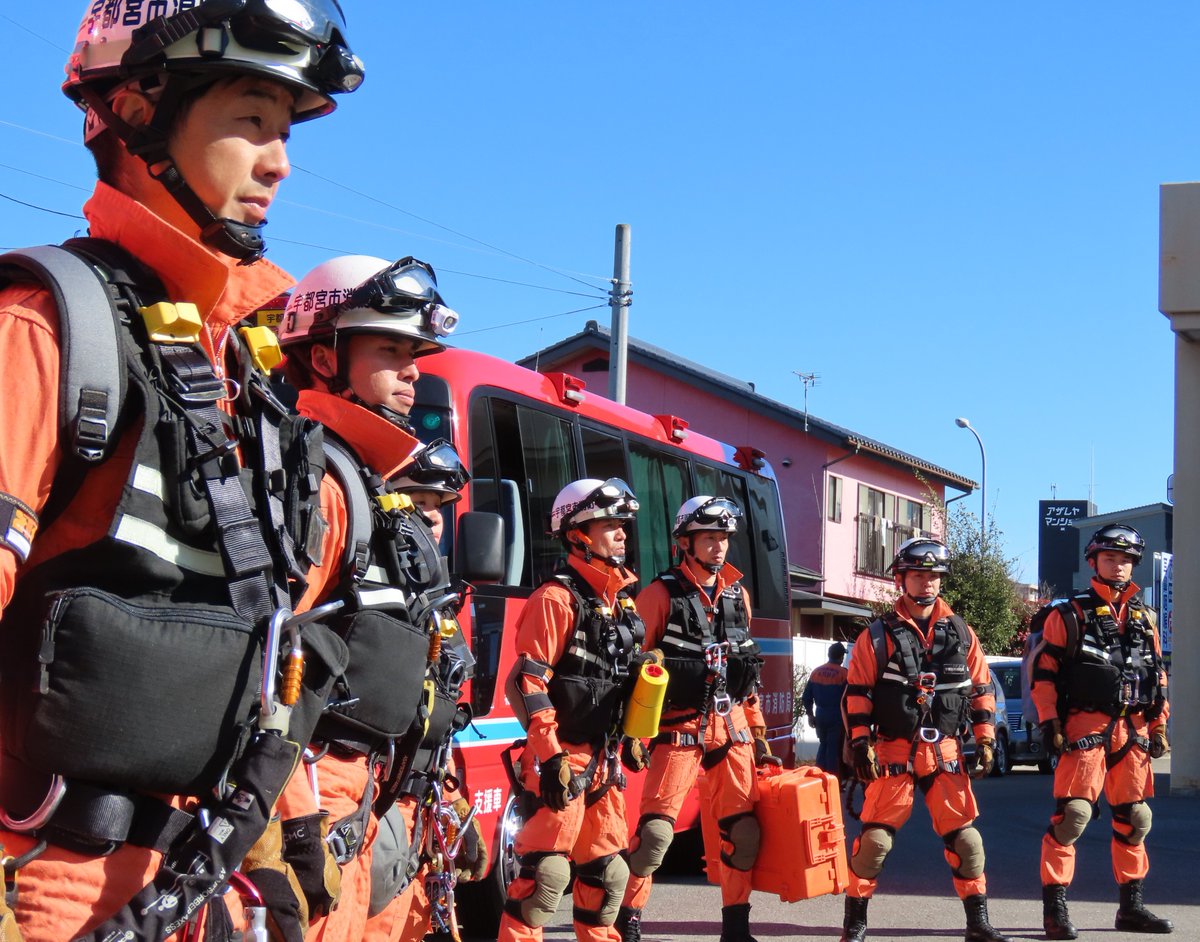 Utsunomiya_119's tweet image. 【#特別高度救助隊 発足‼】
#宇都宮市消防局 では、複雑化・多様化する災害に対応していくため、中央消防署に配備する「高度救助隊」を改め、「特別高度救助隊」を発足させることとなりました🫡
本日発足式が行われ、消防局次長からワッペンが授与されるとともに、隊員による公開訓練を行いました👨‍🚒