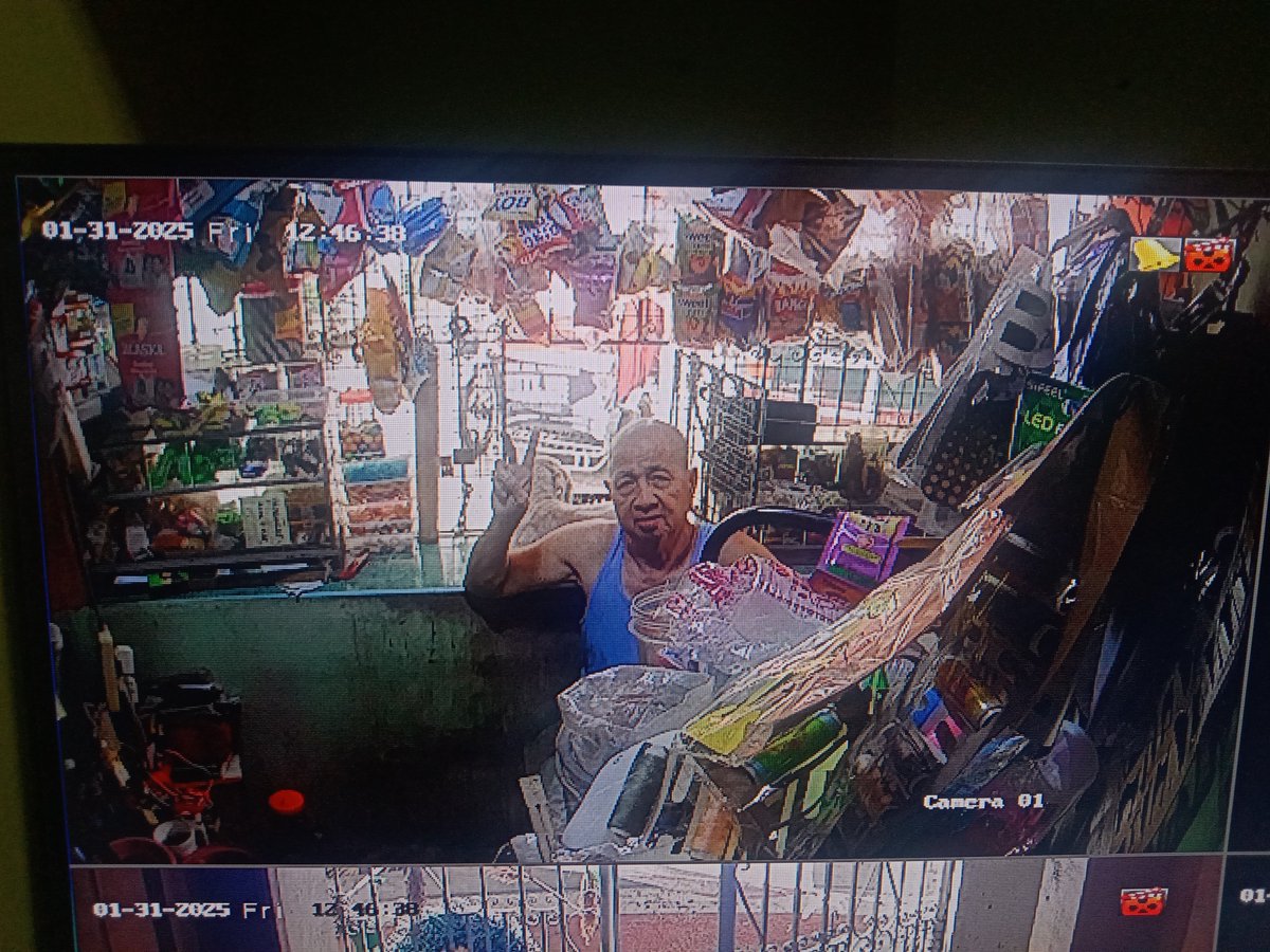 softysb's tweet image. "pang mag peace sign ka"