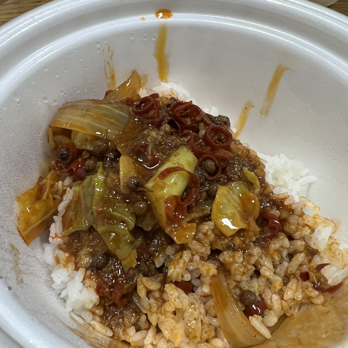 ntd99's tweet photo. 食べてみました。全然辛くなくて「このままでは米が残ってしまう！」と汁を掛けたらこれが大失敗。肉を食べようが米を食べようが口の中がずーーーっと辣油で気持ち悪くなりました。
辛さはCoCo壱の4辛くらいじゃないかな。
#松屋
#水煮牛肉 https://t.co/JFoVMSqGrl