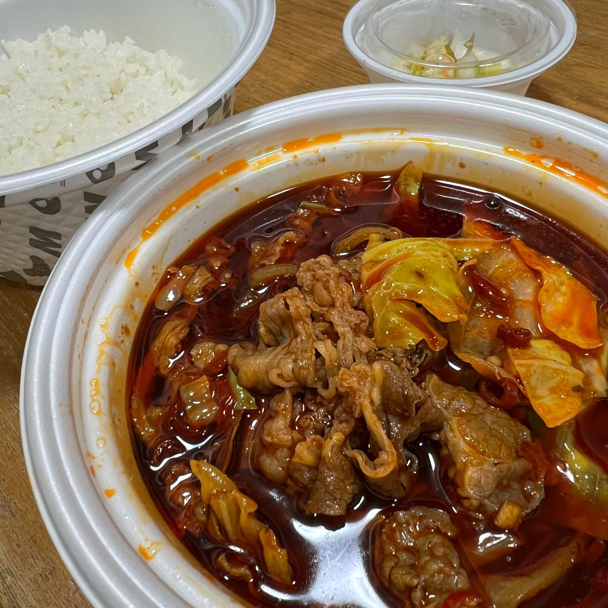 ntd99's tweet photo. 食べてみました。全然辛くなくて「このままでは米が残ってしまう！」と汁を掛けたらこれが大失敗。肉を食べようが米を食べようが口の中がずーーーっと辣油で気持ち悪くなりました。
辛さはCoCo壱の4辛くらいじゃないかな。
#松屋
#水煮牛肉 https://t.co/JFoVMSqGrl