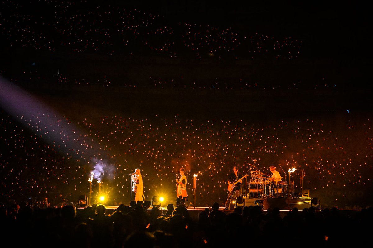 edgelinetokyo's tweet photo. 「L'Arc～en～Ciel LIVE 2025 hyde BIRTHDAY CELEBRATION-hyde誕生祭-」Day2「幸せ者です」【公式ロングレポ・写真9枚】 https://t.co/cZwSrfBdz5

「さっきもギターが鳴ってなくて、正直、(演奏を)止めようと思いました。でも、それを……なんとか形にしてきたな、と思って、続けました」 https://t.co/TtgP6qDcuR