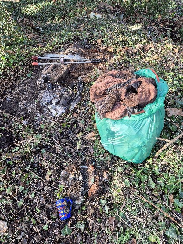BBullrushes's tweet image. More 🌞 today &amp;amp; 3 more bags removed from the #flytip + bits of #plastic guttering, disintegrating bags &amp;amp; bottles. Found a mug, shoe, pair of sandals &amp;amp; a saucepan 🤔 Slowly, the pile is disappearing. #lovewhereyoulive @LitterReporting @KeepBritainTidy