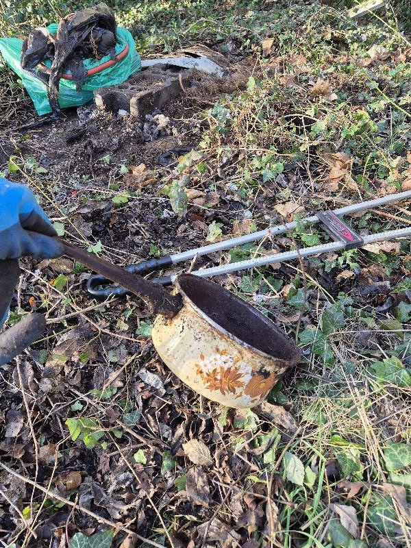 BBullrushes's tweet image. More 🌞 today &amp;amp; 3 more bags removed from the #flytip + bits of #plastic guttering, disintegrating bags &amp;amp; bottles. Found a mug, shoe, pair of sandals &amp;amp; a saucepan 🤔 Slowly, the pile is disappearing. #lovewhereyoulive @LitterReporting @KeepBritainTidy