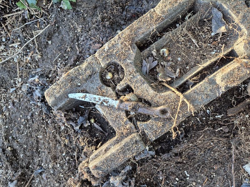 BBullrushes's tweet image. More 🌞 today &amp;amp; 3 more bags removed from the #flytip + bits of #plastic guttering, disintegrating bags &amp;amp; bottles. Found a mug, shoe, pair of sandals &amp;amp; a saucepan 🤔 Slowly, the pile is disappearing. #lovewhereyoulive @LitterReporting @KeepBritainTidy