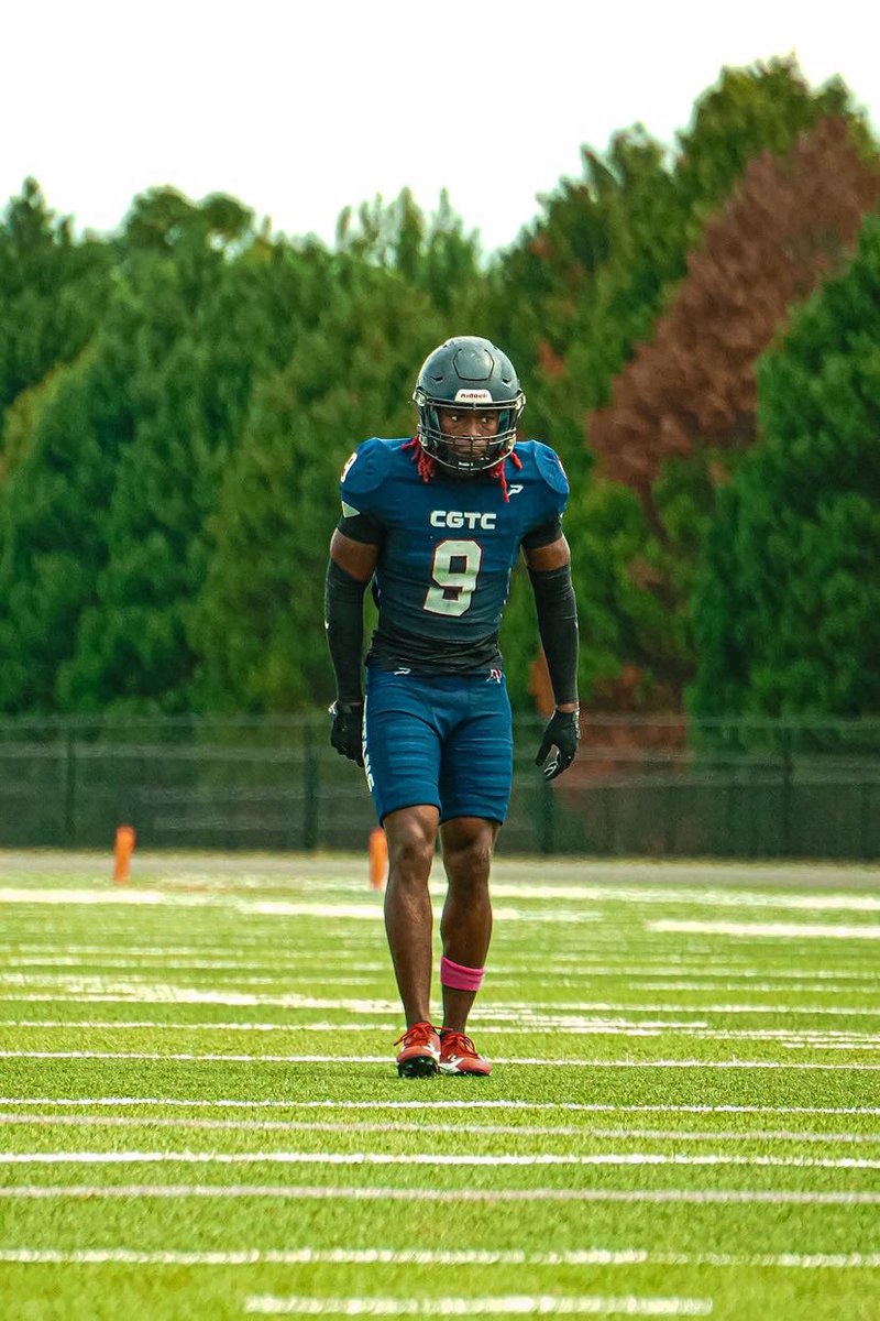 You watch my film and tell me the difference between me and a D1 FCS or FBS player. Genuinely curious as to why I have 0 D1 offers.

hudl.com/v/2QrQKA