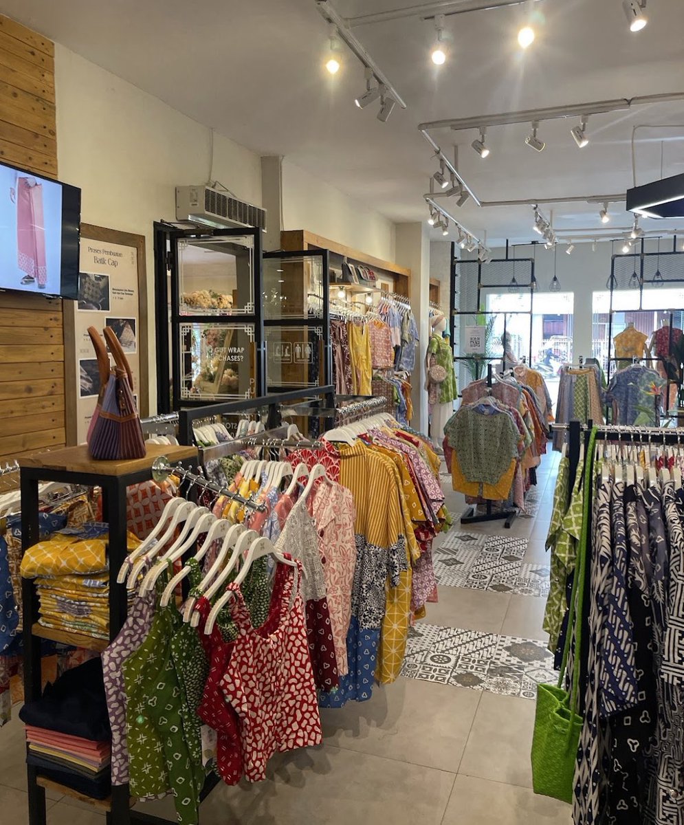Racunkudishopee's tweet image. GAMAU NYESEK LAGI KALO KE JOGJA NANTI, TEMPAT YANG HARUS DIDATENGIN PERTAMA KALI ADALAH TOKO INI😭😭🙏🏻

Turun dari stasiun lempuyangan cuma jalan kaki bentar udah bisa nemu store batik yang iconic stylenya anak muda banget 10/10✨🥹🫶🏻