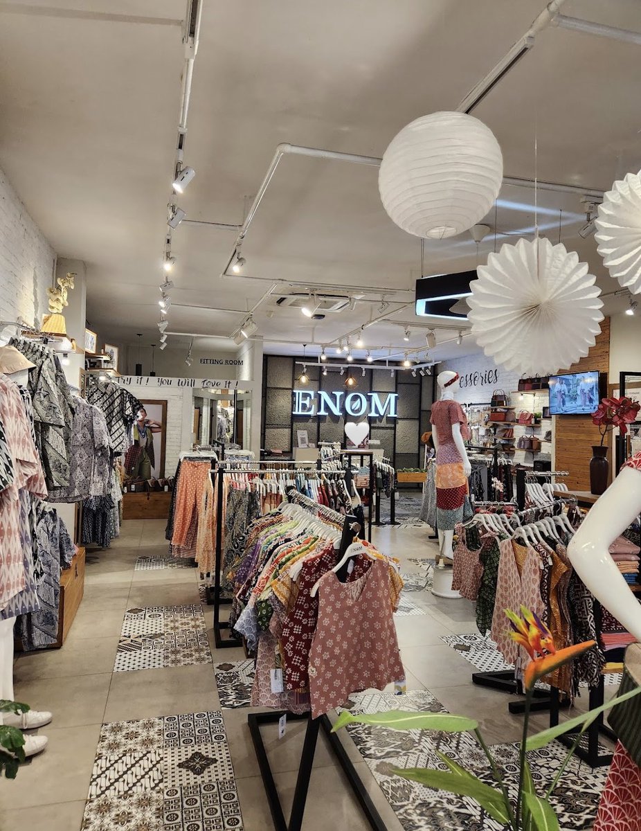 Racunkudishopee's tweet image. GAMAU NYESEK LAGI KALO KE JOGJA NANTI, TEMPAT YANG HARUS DIDATENGIN PERTAMA KALI ADALAH TOKO INI😭😭🙏🏻

Turun dari stasiun lempuyangan cuma jalan kaki bentar udah bisa nemu store batik yang iconic stylenya anak muda banget 10/10✨🥹🫶🏻