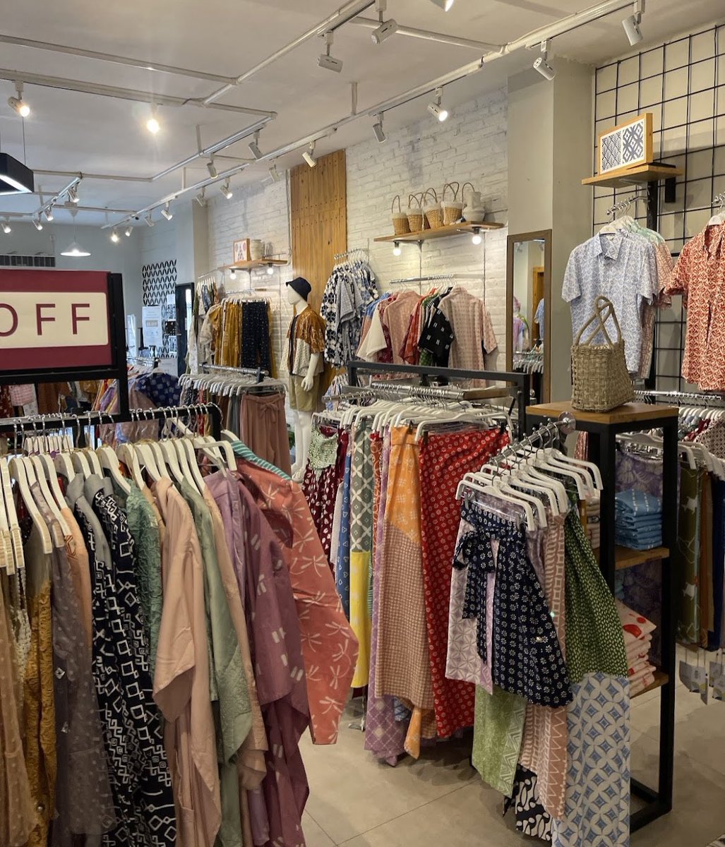 Racunkudishopee's tweet image. GAMAU NYESEK LAGI KALO KE JOGJA NANTI, TEMPAT YANG HARUS DIDATENGIN PERTAMA KALI ADALAH TOKO INI😭😭🙏🏻

Turun dari stasiun lempuyangan cuma jalan kaki bentar udah bisa nemu store batik yang iconic stylenya anak muda banget 10/10✨🥹🫶🏻