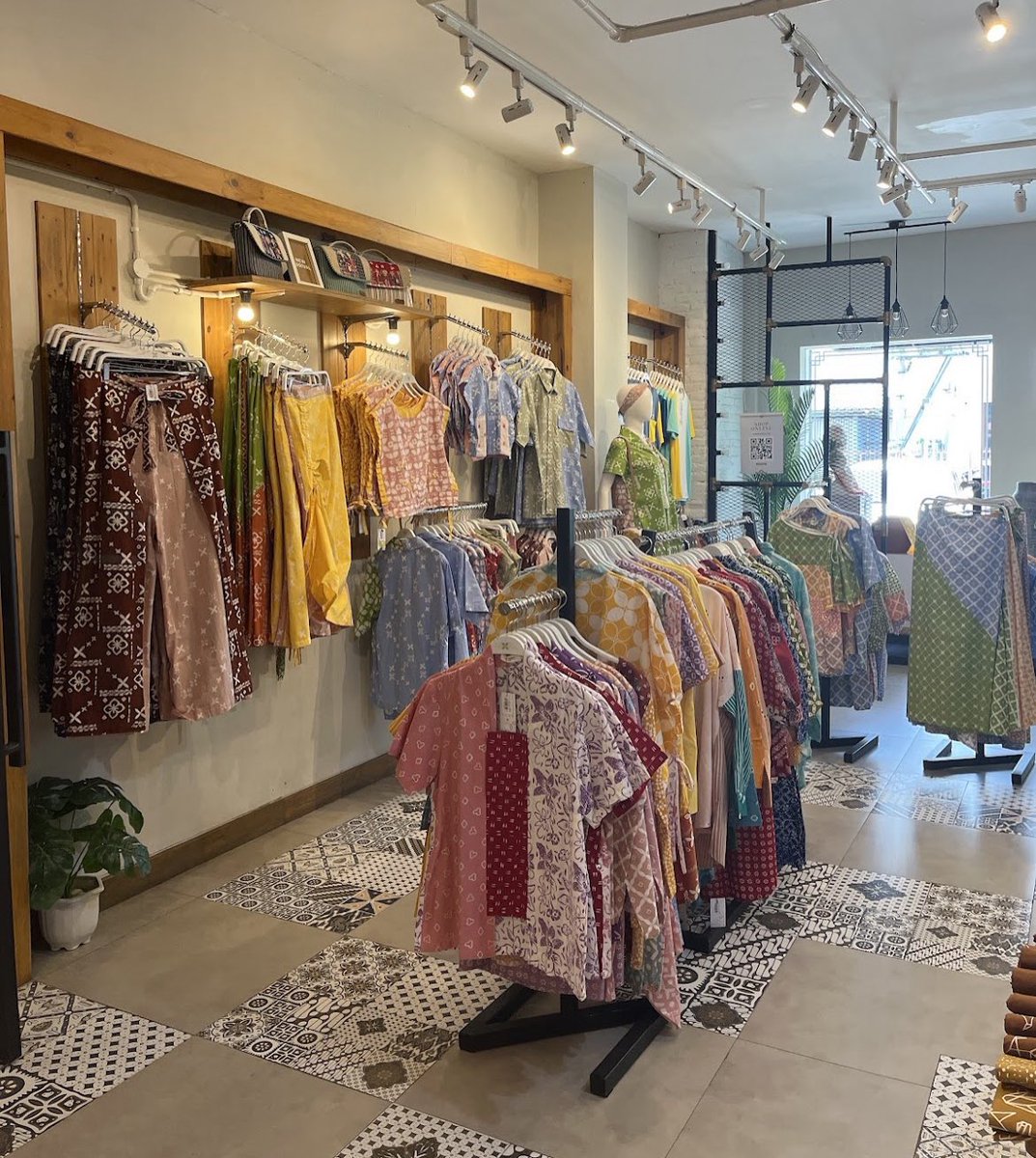 Racunkudishopee's tweet image. GAMAU NYESEK LAGI KALO KE JOGJA NANTI, TEMPAT YANG HARUS DIDATENGIN PERTAMA KALI ADALAH TOKO INI😭😭🙏🏻

Turun dari stasiun lempuyangan cuma jalan kaki bentar udah bisa nemu store batik yang iconic stylenya anak muda banget 10/10✨🥹🫶🏻
