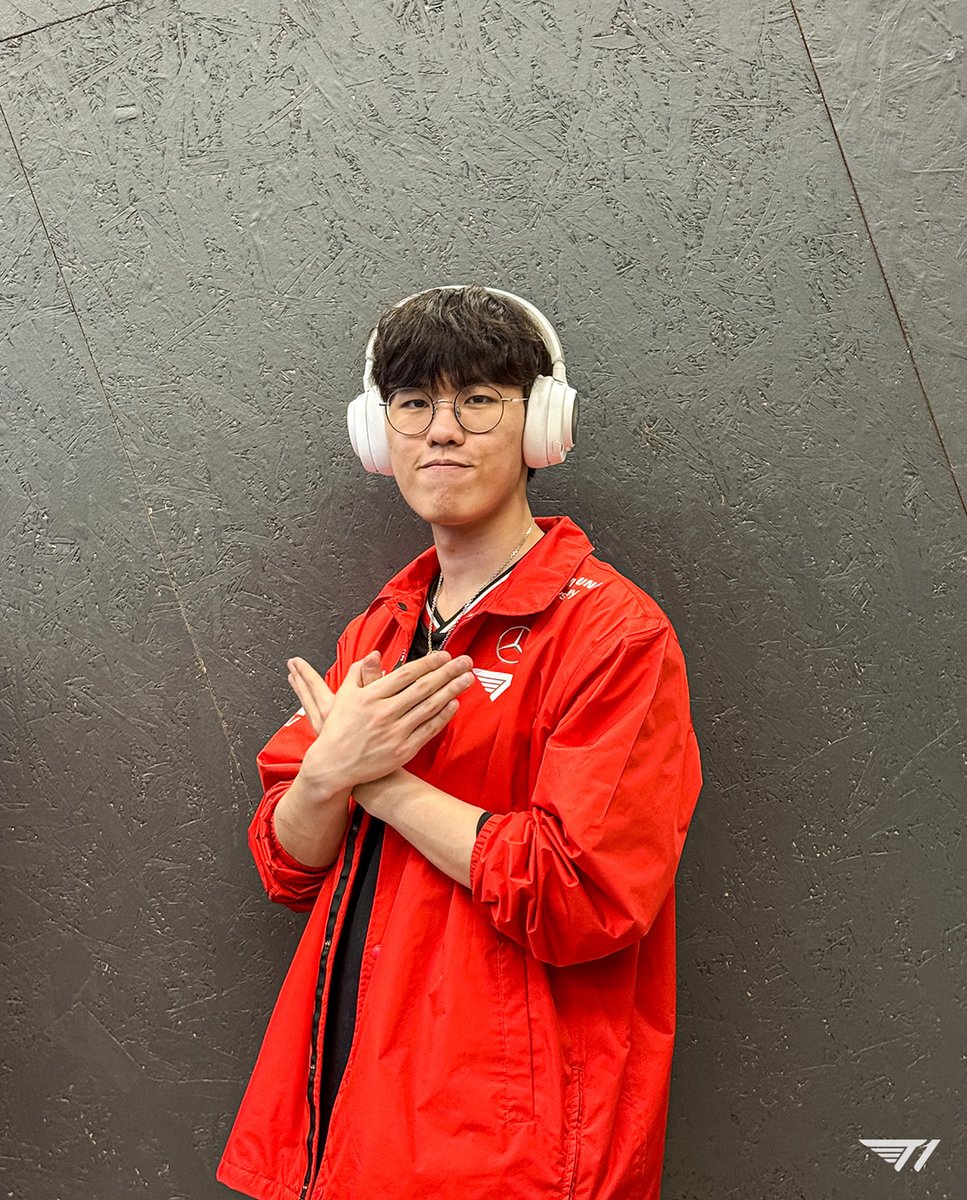 T1 LoL tweet media