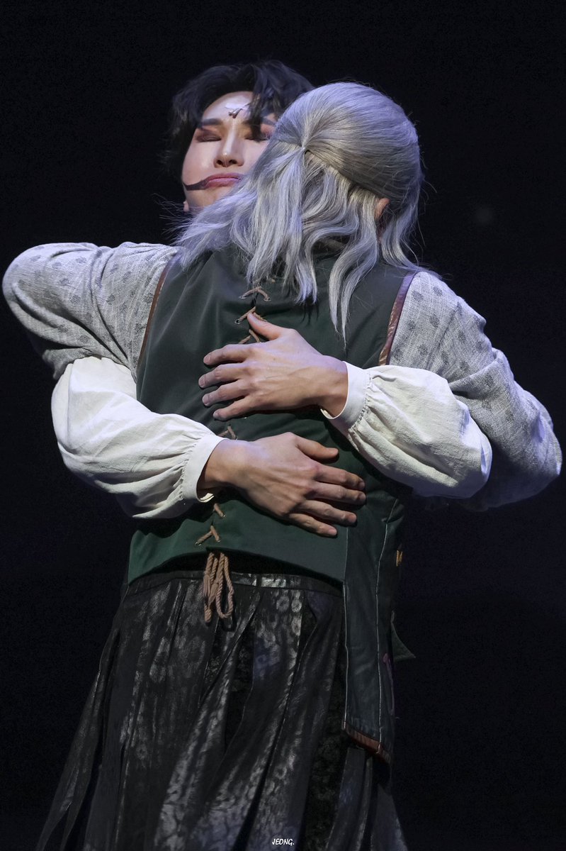 jeong_pic's tweet photo. 250130 웃는남자

그윈플렌 役 | #박은태
우르수스 役 | #민영기

절대로 은윈이 얼굴을 보면 안 돼.... https://t.co/tUvYUzLyWE